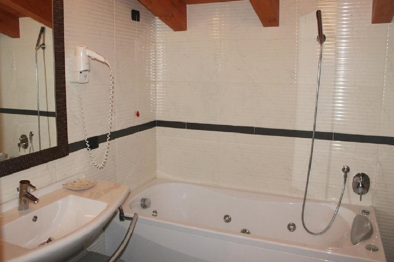 Hotel Eridano Sannazzaro de' Burgondi Dış mekan fotoğraf